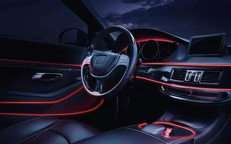 Sådan vedligeholder du LED-striplys i bilens interiør
