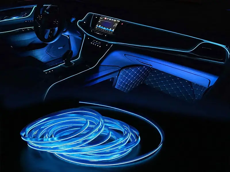 Installation von LED-Lichtstreifen im Autoinnenraum