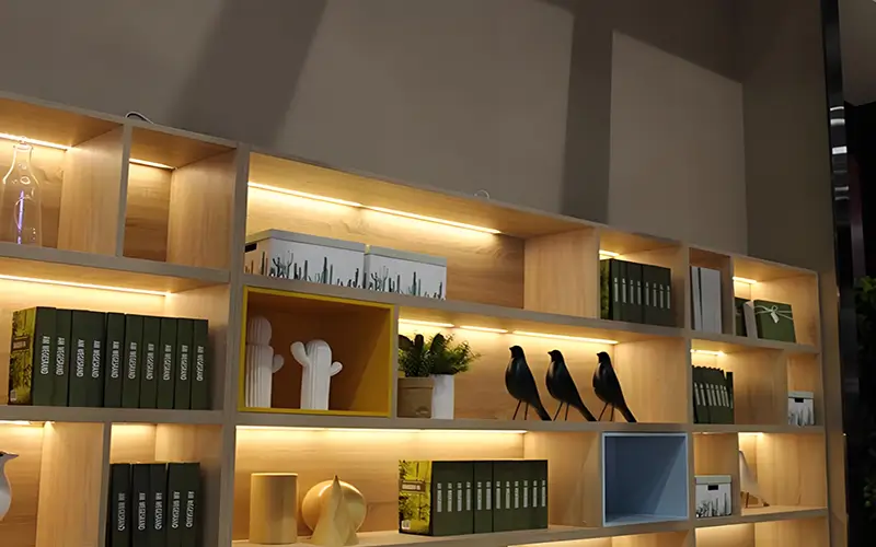 Utilizzo di strisce luminose a LED per gli spazi delle librerie