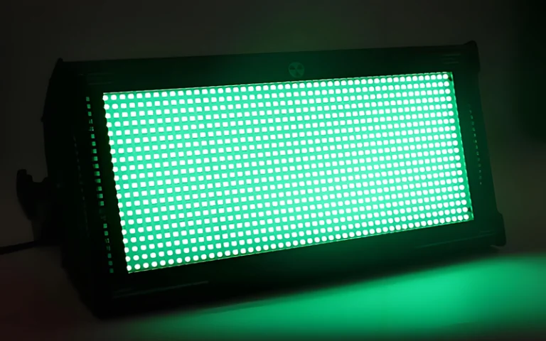 Miksi LED-valot välkkyvät videolla?