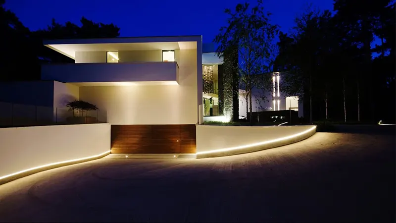 Outdoor LED building lighting for architectural facades